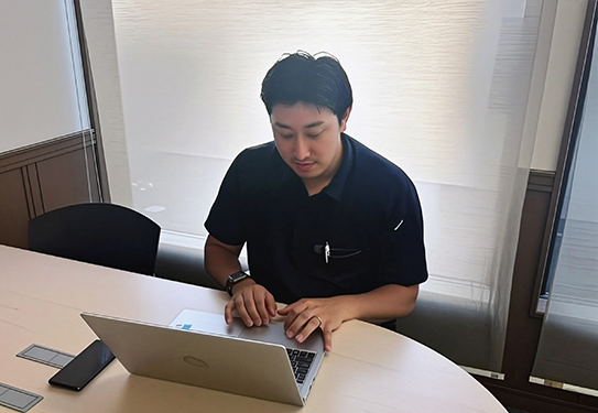 先輩社員の業務風景